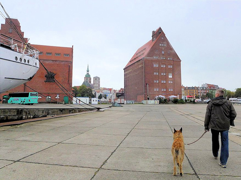 Stralsund Hafen mit Speicher a
